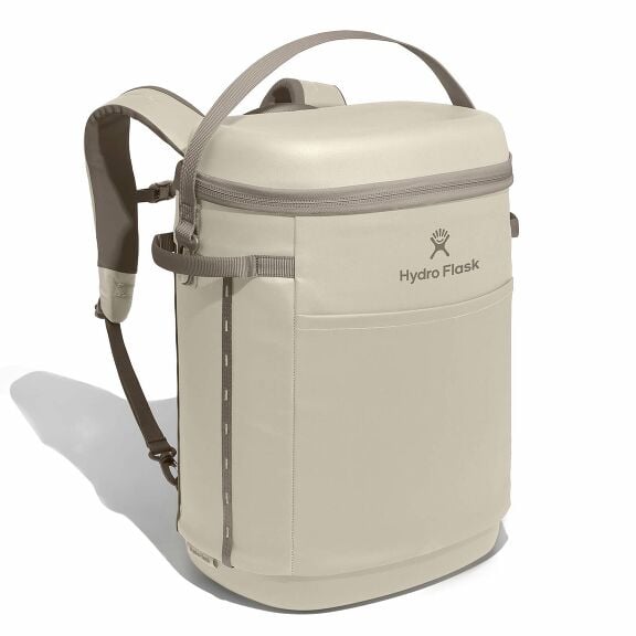 carryouttm-backpack-22-l-c0 18pco114-carryout-backpack-22l-oat-angled_1.jpg