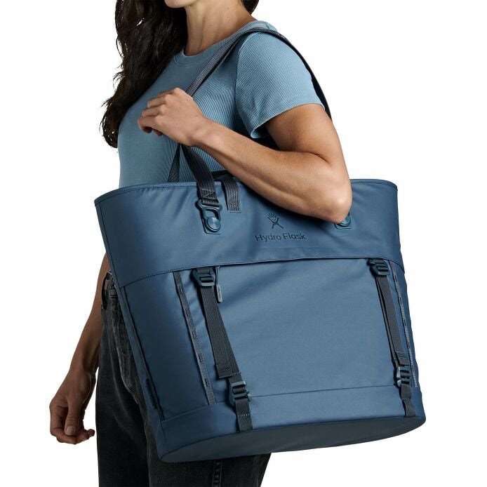 carryouttm-soft-cooler-tote-30-l-m4 250815_hydro_s26_hb_14614_2.jpg