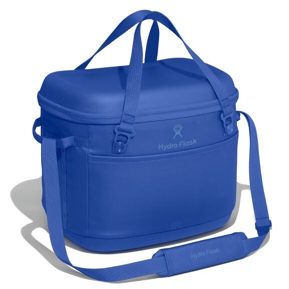 carryouttm-soft-cooler-30-l-i4 cpco382_carryout_cooler_30l_capri_blue_angled_1.jpg
