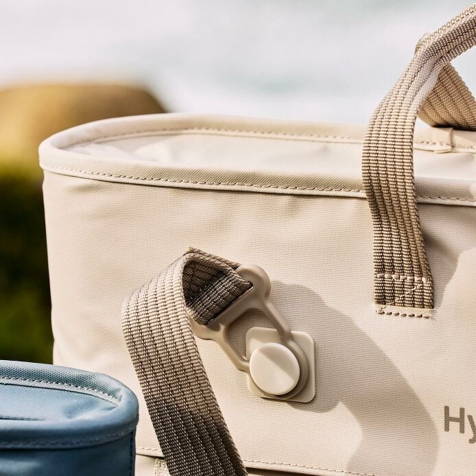 carryouttm-soft-cooler-tote-10-l-y9 hf_carryout_bouwer_d1_l1_torrey_pines_still_life_0123_4.jpg