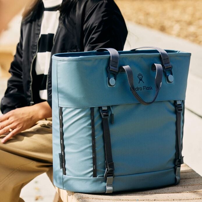 carryouttm-soft-cooler-tote-30-l-m4 hf_carryout_bouwer_d2_l2_parking_soccer_1930_1_1.jpg