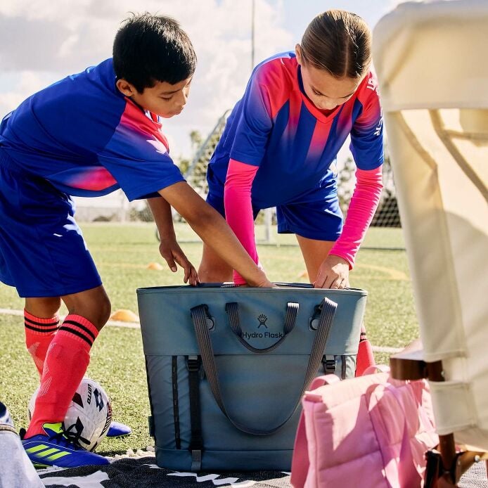 carryouttm-soft-cooler-tote-30-l-m4 hf_carryout_bouwer_d2_l2_parking_soccer_2454_1_1.jpg