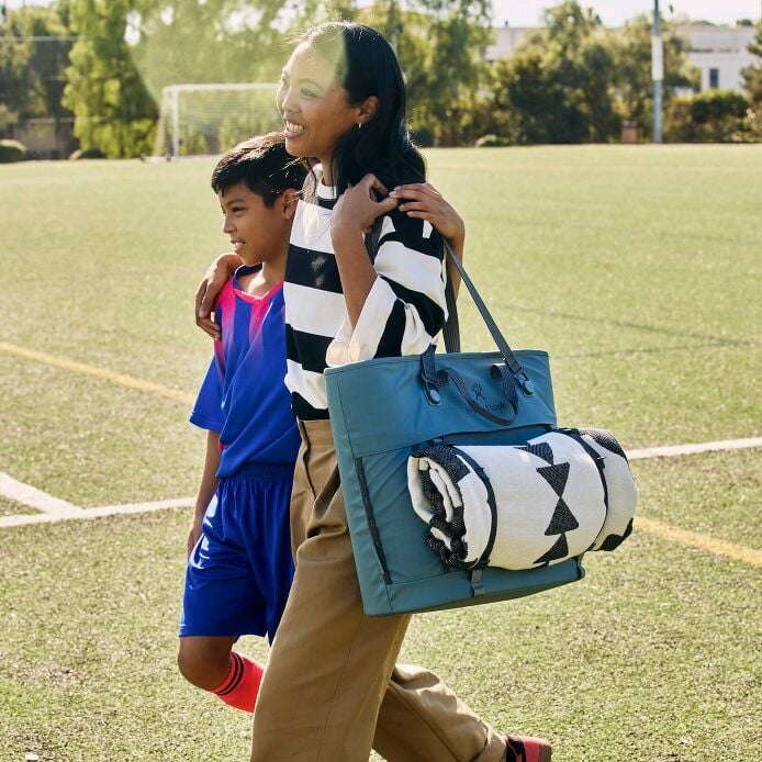 carryouttm-soft-cooler-tote-30-l-m4 hf_carryout_bouwer_d2_l2_parking_soccer_3406_1_1.jpg